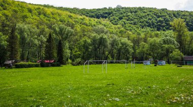Kamptaki futbol sahasına yakın çekim.