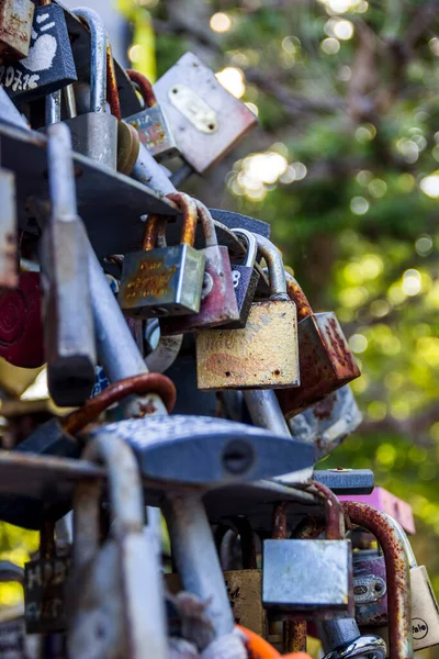 Gros Plan Grand Nombre Serrures Amour Fermées Sur Pont Comme — Photo