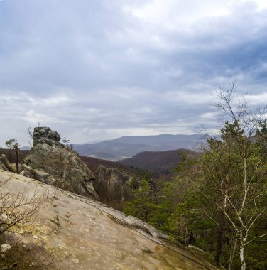 Batı Ukrayna 'nın Ukrayna Karpatya, Poliyanytskiy Bölgesel Peyzaj Parkı, Ivano-Frankivsk bölgesindeki Dovbush manzaralı kayalar