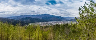 Karpatya dağlarındaki Skole kasabasının panoramik hava manzarası, ulusal park Skolivski beskidy, Batı Ukrayna 'nın Lviv bölgesi