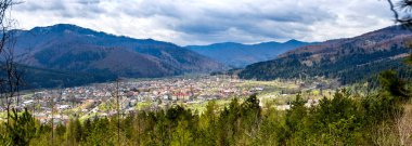 Karpatya dağlarındaki Skole kasabasının panoramik hava manzarası, ulusal park Skolivski beskidy, Batı Ukrayna 'nın Lviv bölgesi