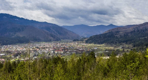 Vista Aérea Panorâmica Cidade Skole Nas Montanhas Dos Cárpatos Parque — Fotografia de Stock