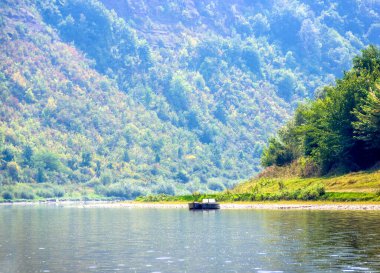 Dnister nehri manzarası, Ulusal Doğa Parkı Dnister Kanyonu, Batı Ukrayna 'nın Ternopil bölgesi