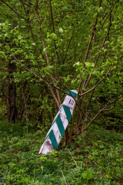 Batı Ukrayna 'nın Lviv bölgesinde ulusal park Skolivski beskidy' de küçük, ahşap, beyaz ve yeşil sınır sütununun yakın çekimi
