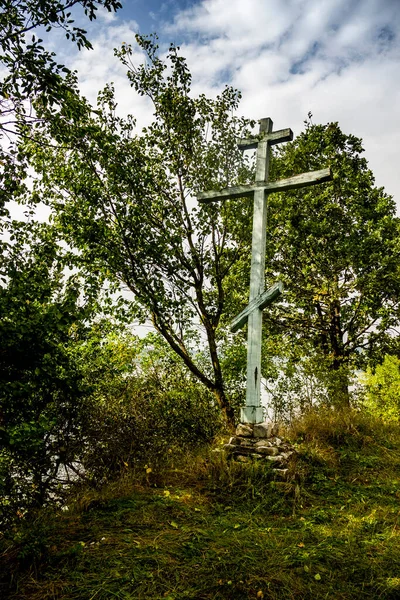 Duży Drewniany Ośmioramienny Krzyż Chrześcijański Leśnej Drodze — Zdjęcie stockowe