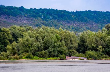 İkinci Dünya Savaşı 'ndan bu yana Dnister Nehri' nden geçen dubanın kısmen batık kalıntıları, Dnister Kanyonu, Ukrayna 'nın batısındaki Ternopil bölgesi.