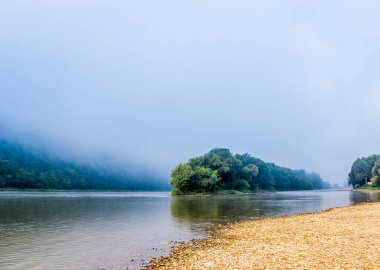 Dnister nehri üzerinde sisli bir sabah manzarası, Ulusal Doğa Parkı Dnister Kanyonu, Ternopil Bölgesi, Ukrayna