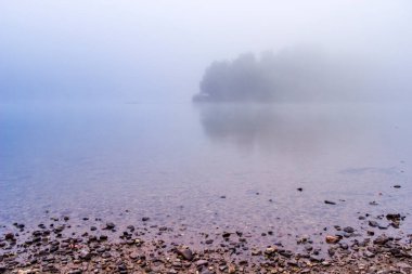 Dnister nehri üzerinde sisli bir sabah manzarası, Ulusal Doğa Parkı Dnister Kanyonu, Ternopil Bölgesi, Ukrayna