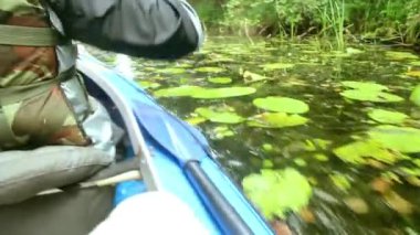 Ukrayna 'nın Volyn bölgesindeki Shatsk Ulusal Doğal Parkı' ndaki Pulemetske ve Ostriv 'yanske gölleri arasındaki kanalda rafting yapan genç bir kişi görülüyor.