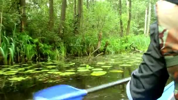 Primer Plano Joven Están Haciendo Rafting Canal Entre Los Lagos — Vídeo de stock