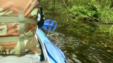 Ukrayna 'nın Volyn bölgesindeki Shatsk Ulusal Doğal Parkı' ndaki Pulemetske ve Ostriv 'yanske gölleri arasındaki kanalda rafting yapan genç bir kişi görülüyor.