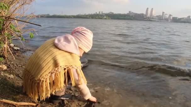 Zbliżenie Małej Dziewczynki Bawiącej Się Piaskiem Muszelkami Plaży Nad Rzeką — Wideo stockowe