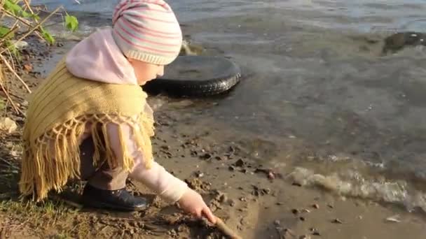 Gros Plan Une Petite Fille Jouant Avec Sable Les Coquillages — Video