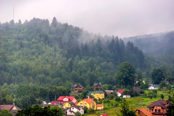 Einige Hütten Und Unfertige Häuser Tal Der Nähe Des Sprossenwaldes — Stockfoto