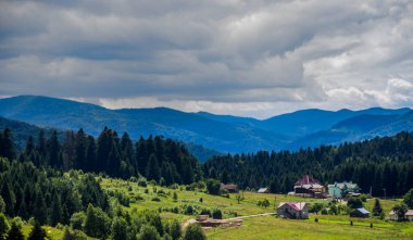 Shidnitca, Skole Beskids Ulusal Doğa Parkı, Ukrayna 'nın Lviv Bölgesi' ndeki Karpatya Dağları 'nda kırsal bir manzara.