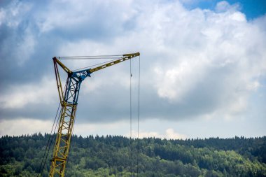 Mavi gökyüzü arka planında sarı bir vinç