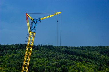 Mavi gökyüzü arka planında sarı bir vinç