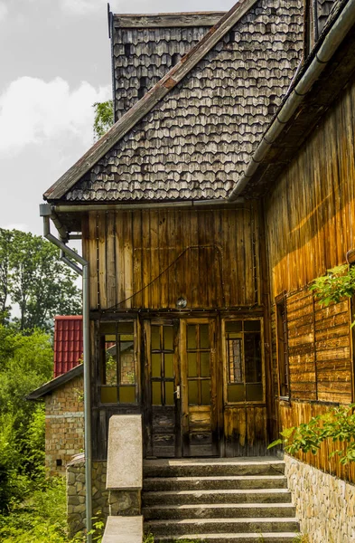 Ukrayna 'nın Lviv bölgesinde terk edilmiş bir sanatoryumun ahşap evinin kapısı.