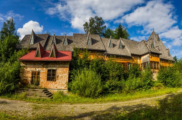 Jeden Dřevěný Dům Opuštěného Sanatoria Ukrajinském Karpat Lvov Region Ukrajiny — Stock fotografie