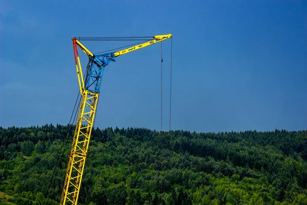 Mavi gökyüzü arka planında sarı bir vinç