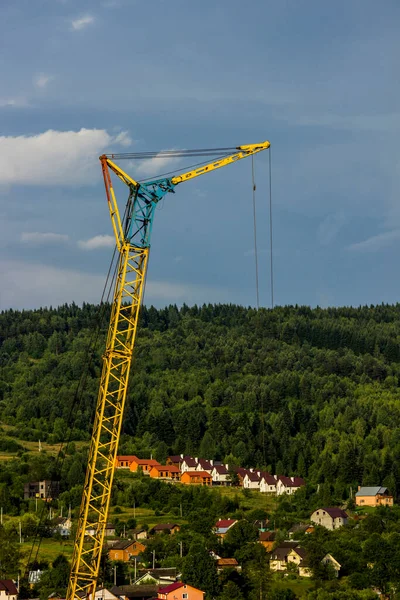 Mavi gökyüzü arka planında sarı bir vinç