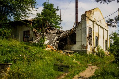 Neşeli kafatası, kemikler ve hasarlı binayla giriş yasak işareti yakın plan. Ukraynaca 'da' giriş yasak 'olarak çevrilmiş metin