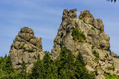 Tustan kalesinin yerine kayalar - Ukrayna 'nın Lviv bölgesindeki Skole Beskids Ulusal Doğa Parkı' ndaki bir ortaçağ uçurum kenti, arkeolojik ve doğal anıt