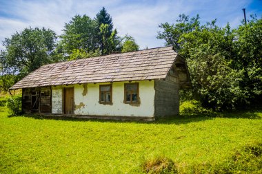 Çamurdan yapılmış ve mazanka adı verilen eski bir Ukrayna köy evi.