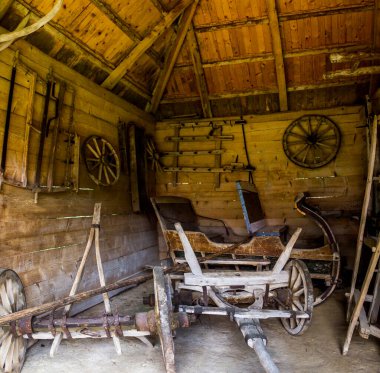 Ukrayna 'nın Lviv bölgesindeki Nahuievychi' deki Ivan Franko Edebiyat Anıtı Müzesi 'nin bir parçası olarak Ukrayna' nın 19. yüzyıldaki Ukrayna köyünün yeniden inşasında kullanılan eski kırsal ahırın içi.