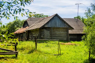 Ukrayna köyünde eski ahşap kulübe ve ev