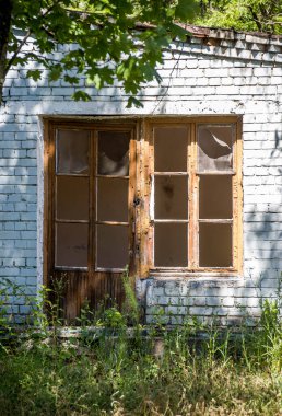 Terk edilmiş evin kapı ve pencerelerini kapatın.
