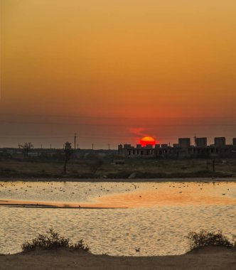 Deniz kenarındaki bozkırda tuz gölü manzarası, Azov denizi, Ukrayna
