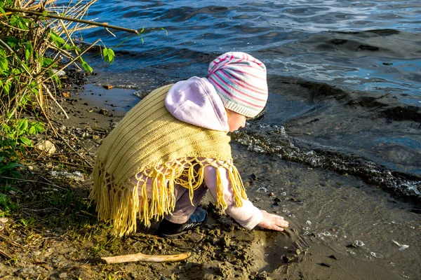 Close Little Girl Playing Sand River Beach — Stockfoto