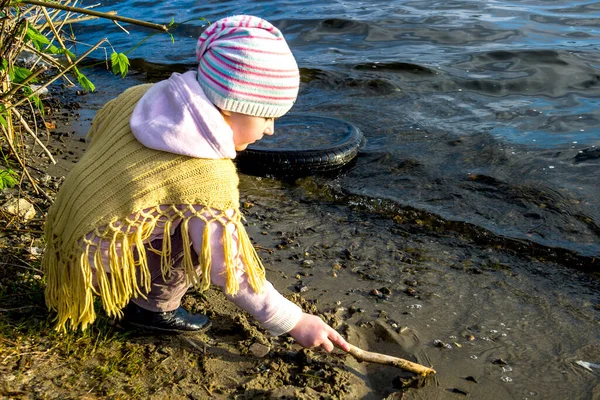 Close Little Girl Playing Sand River Beach —  Fotos de Stock