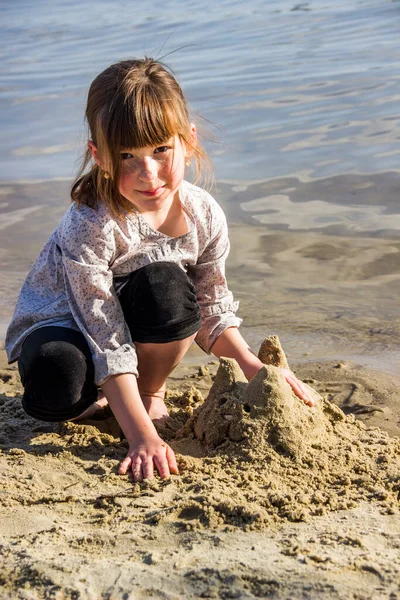 Little Girl Makes Sand Sculture Cat River Beach — 스톡 사진