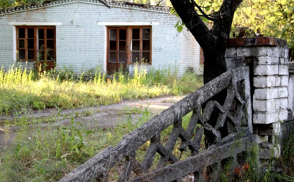 Close Damaged Concrete Fence Old Abandoned Sanatorium Ruined Building Background — Stock Fotó