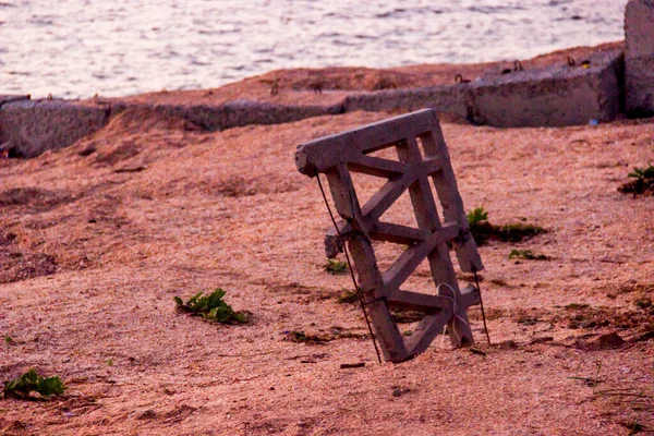 Una Pieza Dañada Valla Hormigón Sobresale Arena Playa Del Mar — Foto de Stock