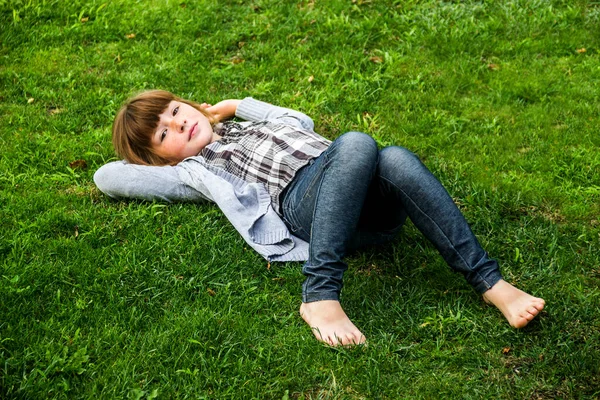 Little Caucassian Girl Laying Green Grass — ストック写真