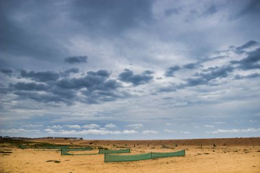 Çadır ve araba için boş bir yer. Arabat Spit, Ukrayna.