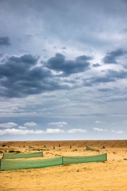 Çadır ve araba için boş bir yer. Arabat Spit, Ukrayna.