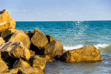 Deniz sularındaki büyük taşlara yakın çekim, Azov Denizi, Ukrayna