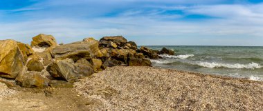 Deniz sularındaki büyük taşların manzarası, Azov Denizi, Ukrayna