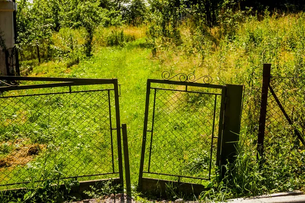 Old Rusty Gate Fence Abandoned Rural Yard — Foto de Stock