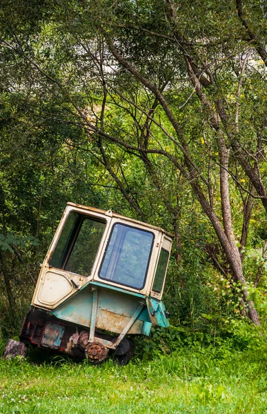 SSCB yapımı eski hurda traktörün yakın plan taksisi.