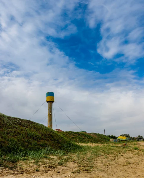 Vodárenská Věž Malovaná Barvách Ukrajinské Vlajky Mořské Pláži Azovské Moře — Stock fotografie