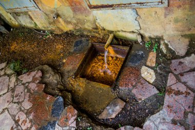 Ukrayna 'nın Karpatya, Shidnitca, Lviv bölgesindeki borulardan ferröz türdeki mineral-iyileştirici su akar.