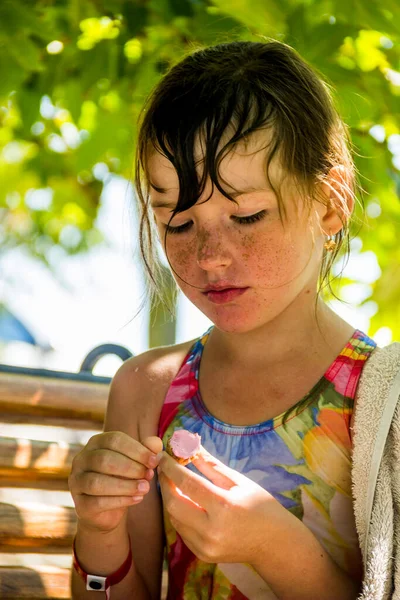 Lány Egy Színes Fürdőruhában Nedves Hajjal Eszik Jégkrémet — Stock Fotó