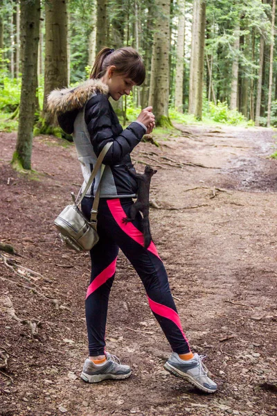 Girl Feeding Carpathian Squirell Sciurus Vulgaris Carpathicus Forest Skole Beskids — ストック写真