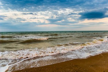 Deniz manzarası bulutlu havada, Azov Denizi, Ukrayna
