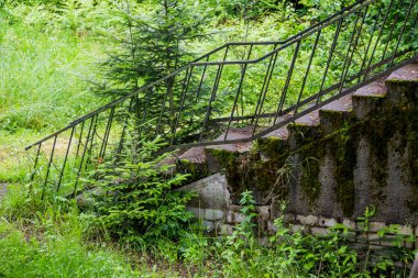 Eski terk edilmiş bir pansiyonun ikinci katının terasına yakın bir yerde.
